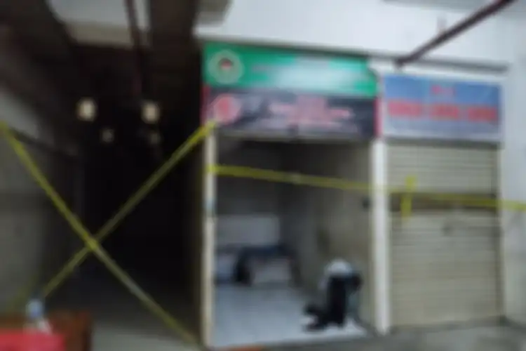 Sejumlah kios thrifting di Pasar Senen Blok III, Senen, Jakarta Pusat, digrebek oleh Bareskrim Polri dan Polres Metro Jakarta Pusat, Senin (20/3/2023).