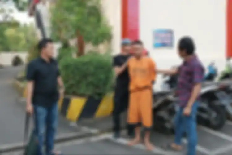 Pelaku pembunuhan kepada ibu kandung saat digelandang di Mapolres Malang, Sabtu (15/4/2023).