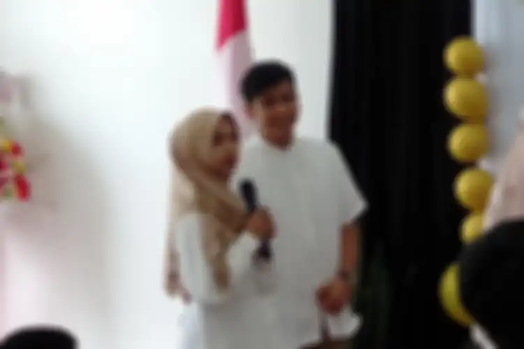 YouTuber Ria Ricis dan Teuku Ryan merayakan Lebaran di Pesantren Maskanul Huffadz milik Oki Setiana Dewi, di Bintaro, Tangerang Selatan, Sabtu (22/4/2023).