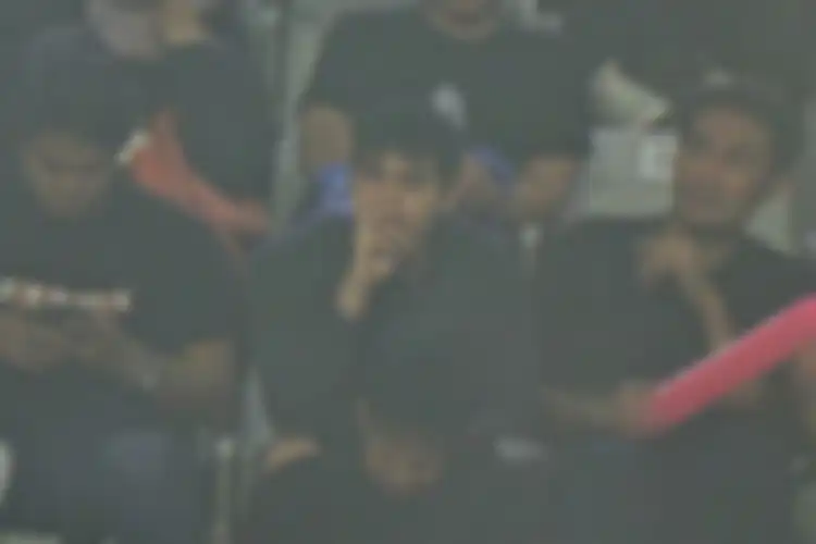 Aktor Maxime Bouttier serius menyaksikan pertandingan Luna Maya/Nia Ramadhani dalam acara Lagi-lagi Tenis di Tennis Indoor Senayan, Jakarta Pusat (23/6/2023).