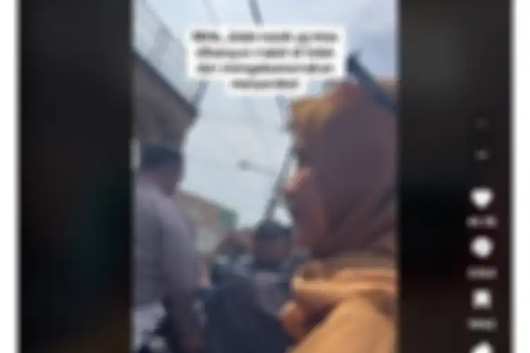 Seorang warga Desa Ciasem Baru, Kecamatan Ciasem, Kabupaten Subang, Jawa Barat, menolak perbaikan jalan yang dilakukan di Desa Ciasem Baru.