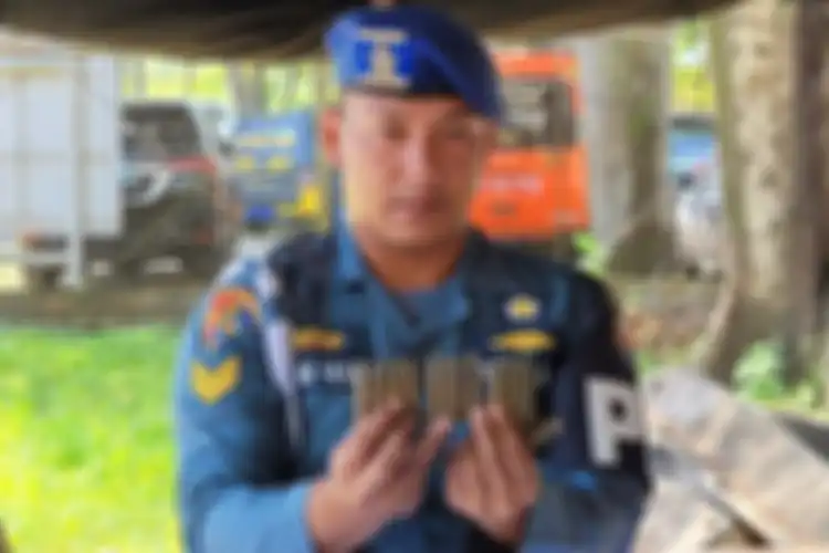 Nelayan di Cilacap, Jawa Tengah, menemukan ribuan amunisi, diduga berasal dari kapal induk AS USS Langley yang tenggelam pada Perang Dunia II.