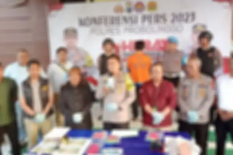 Polisi tetapkan manajer WO, AWEW (mengenakan baju orange) sebagai tersangka kasus kebakaran lahan di Bromo.