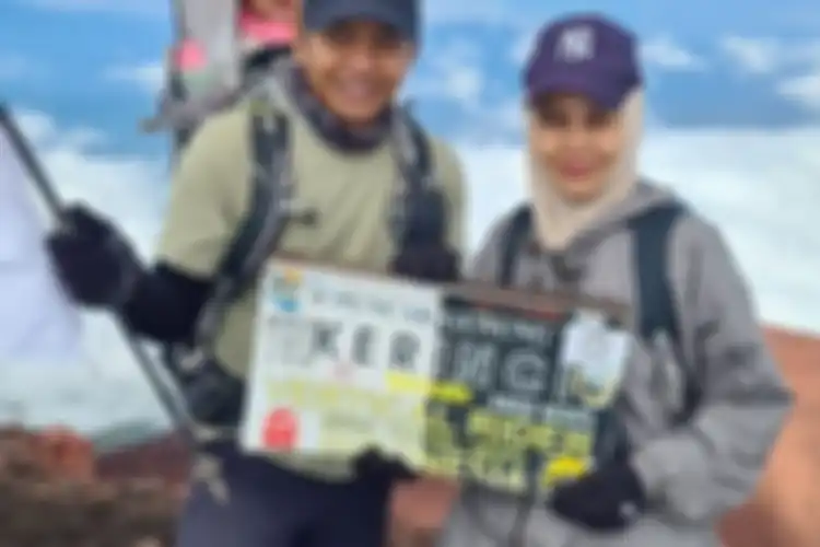 Rudy dan istrinya saat membawa anak balitanya, Anna, mendaki Gunung Kerinci, Agustus 2023.