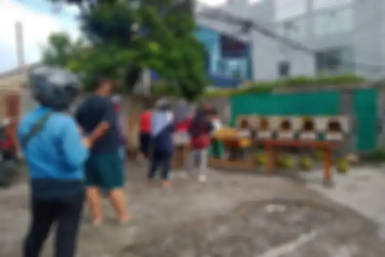 Roti Panas Nifla, penjual roti yang berjualan lengkap dengan ovennya