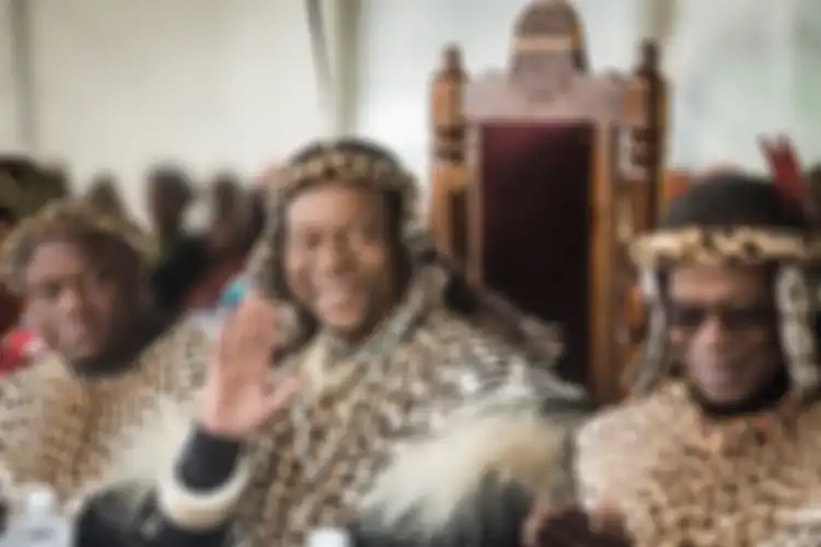 Raja Zulu Goodwill Zwelithini (tengah) dan Pangeran Senior sekaligus mantan pemimpin Partai Kemerdekaan Inkatha (IFP) Mangosuthu Buthelezi (kanan) bergabung bersama ribuan orang untuk mengenang Perayaan Raja Shaka, di dekat kuburan Raja Shaka di Kwadukuza, sekitar 98 kilometer dari Durban, pada 24 September 2019. Raja berusia 72 tahun itu dilaporkan meninggal setelah dirawat akibat diabetes
