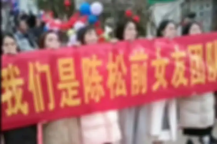 Tangkapan layar dari video yang menampilkan peristiwa di mana sebuah pesta pernikahan digeruduk oleh mantan mempelai pria yang bersatu di Desa Hengdi, Provinsi Yunan, China