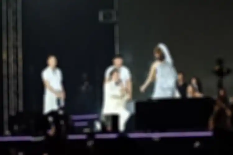 Momen Rizky Febian lamar ulang Mahalini di konser Fabula 2.0 yang digelar di Basket Hall Senayan, Jakarta Pusat, Sabtu (14/10/2023).