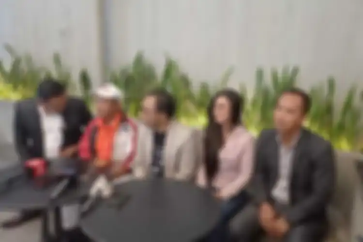 Yosep Hidayat (bertopi), suami dari korban Tuti (55) yang juga ayah dari Amalia (23), didampingi kuasa hukumnya, berencana mengirimkan surat terbuka kepada Presiden Jokowi. Hal ini disampaikan saat konferensi pers di Bandung, Jumat (12/8/2022).  