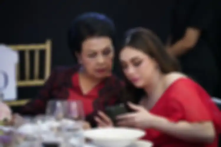 Kedekatan antara istri Jaksa Agung dan Celine Evangelista. 