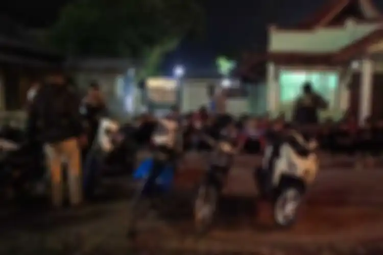 Para anggota geng motor Moonraker di Bandung ditangkap polisi beserta motor dan sajam.