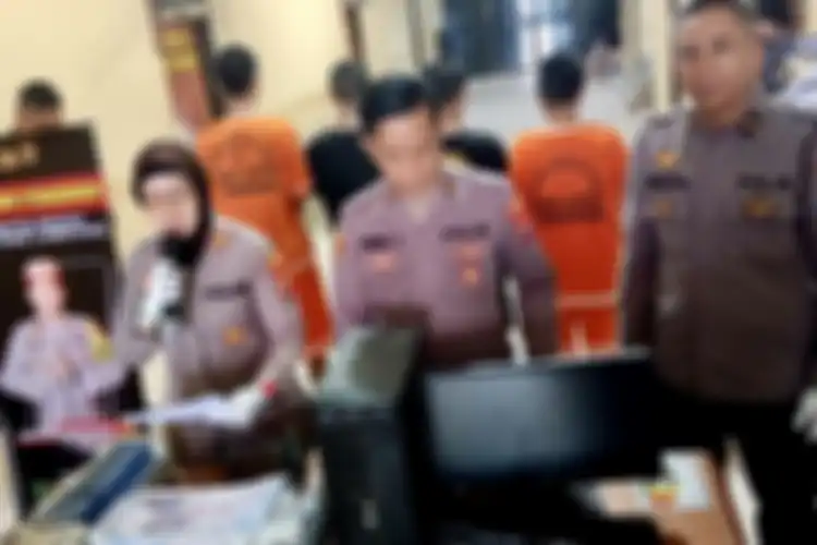 Berbaju oranye, pelaku pembuat SIM palsu berhasil diamankan.