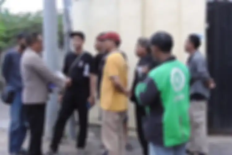 Massa saat geruduk rumah Via Vallen di Sidoarjo, Senin (22/4/2024). 