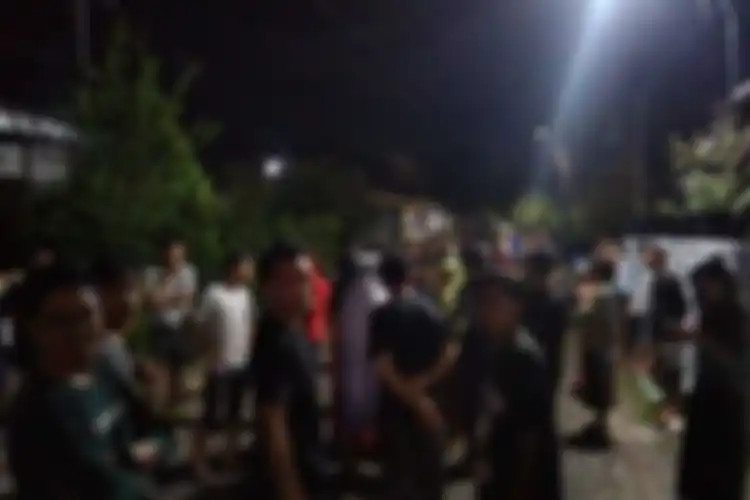 Puluhan warga yang berkerumun di depan kediaman terduga pelaku pelecehan seksual yakni AH di salah satu kompleks perumahan, Kelurahan Minasaupa, Kecamatan Rappocini, Kota Makassar, Sulsel, Minggu (28/4/2024) dini hari.