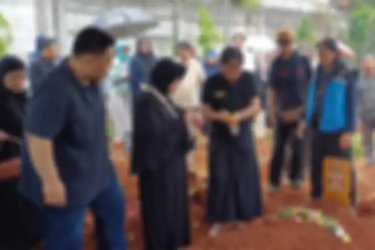 (ki-ka): Anak mendiang aktor Kardiman Dorman Borisman, Gagah bersama ibunya, Sukowati, dan aktor Eddie Karsito di TPU Susukan, Ciracas