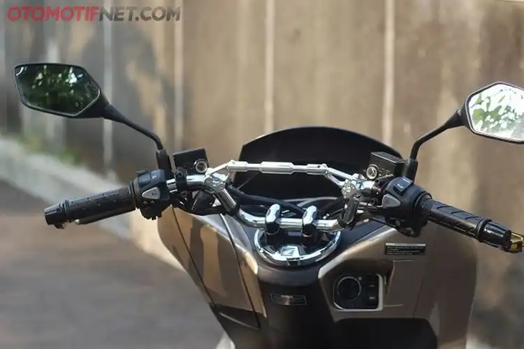 Bebas Getar, Begini Tips Cara Memasang Stabilizer Setang di Honda PCX 150