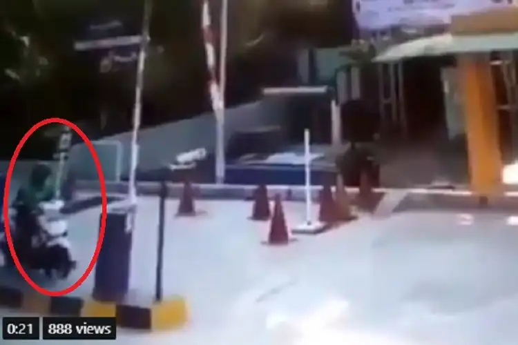 Tragis! Video Driver Ojol Enggak Salah Apa-apa Dihajar Palang Pintu Otomatis, Jatuh Tersungkur