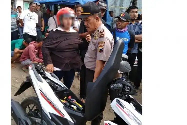 Kok Bisa Ibu-ibu Bawa  Botol Di Bawah Jok Motor Harus Berurusan dengan Polisi