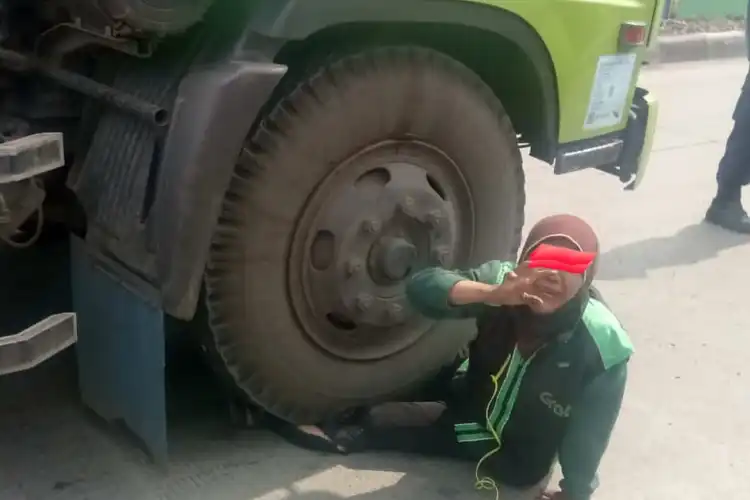 Berkaca Dari Kecelakaan Ojek Online di Tanjung Priok, Lakukan Ini Jika Pemotor Ketemu Truk Kontainer