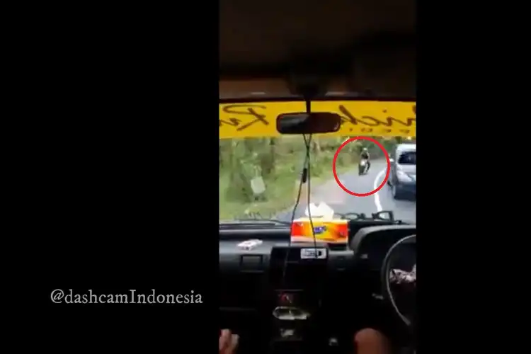Tragis! Video Tabrakan Fatal Truk dan Motor, Pemotor Langgar Rambu Ini