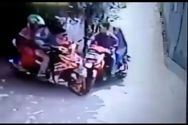 Tega Banget, Driver Ojek Online Cuekin  Wanita Lansia Yang Ditabraknya