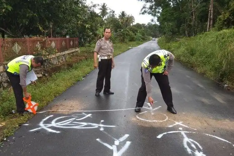 Saking Kencangnya NMAX Menabrak, Helm Pengendara Terlepas Hingga Tewas