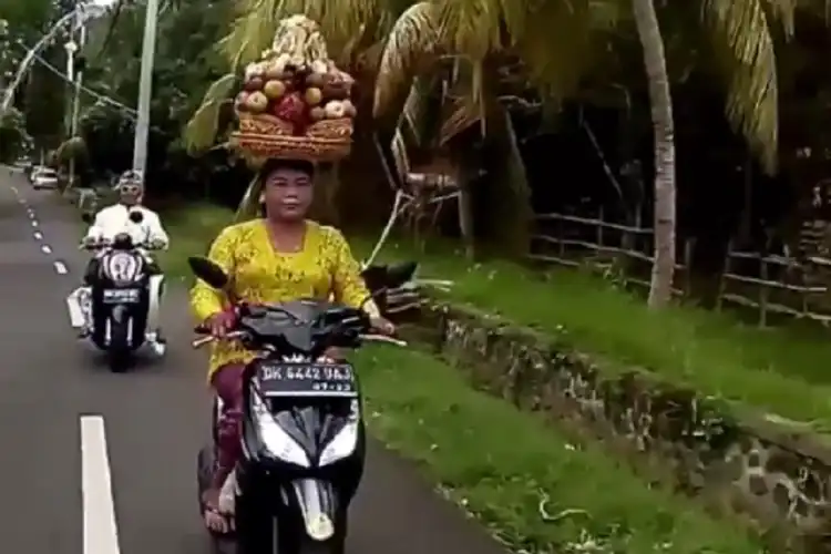 Anjaay Power Of Emak-emak Ini Tunjukkan Skill Dewanya Saat Naik Motor