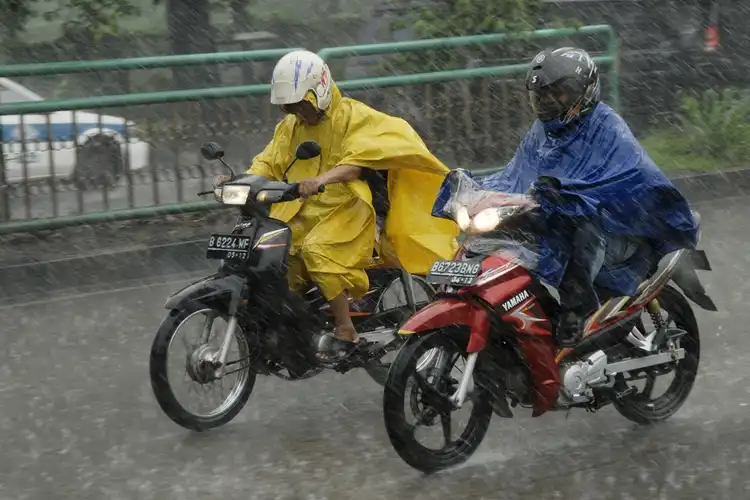 Prakiraan Cuaca Jabodetabek 2 Desember 2022, Pemotor Waspada Hujan Lebat