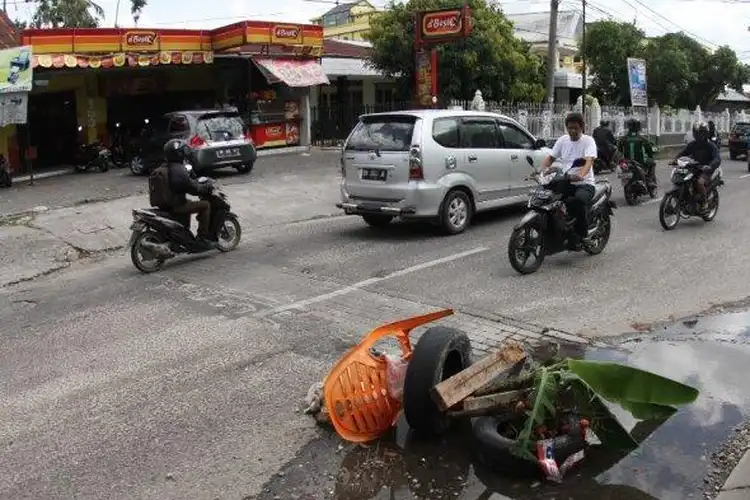 Mulai Sekarang Jangan Pasang Rambu Apapun di Jalanan, Ada Undang-undangnya Loh