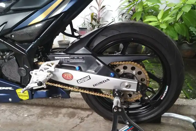 Ternyata Cuma Segini Ongkos Pasang Swing Arm Motor Yamaha R25 di Honda CBR150R, Makin Ganteng