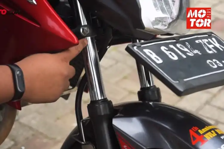 Bisa Celaka Membiarkan Sokbreker Depan Motor Bocor, Intip Video Tipsnya