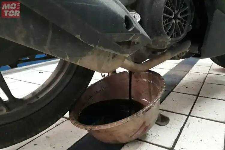  Cuma dengan Mencium Baunya, Bisa Ketahuan Oli Asli atau Palsu