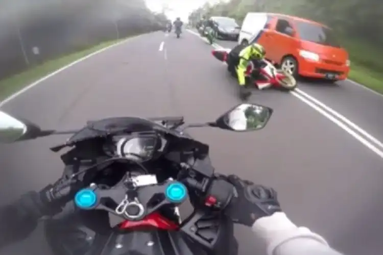 Ngeri, Cium Buntut Gran Max Pengendara Yamaha YZF-R1 Nyaris Terlindas, Lihat Videonya