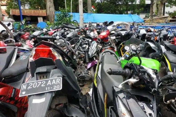 Sayang Banget, Kawasaki Ninja dan Puluhan Motor Bertumpuk Rusak Parah, Gak Ada yang Berani Nawar