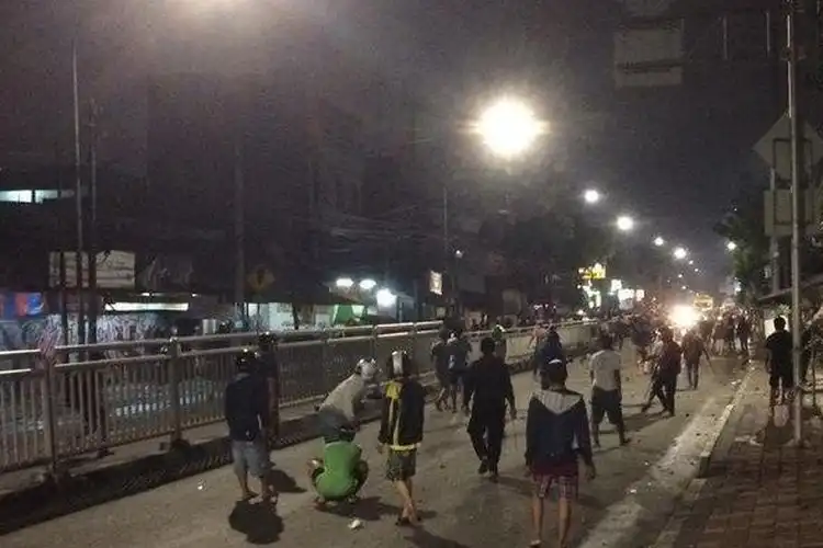 Bubarkan Tawuran Warga di Jatinegara, Motor Dinas Polisi Jadi Korban
