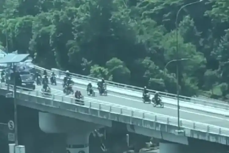 Belum Ketok Palu, Pemotor Ramai-ramai Masuk Jalan Tol, Polisi Kecolongan