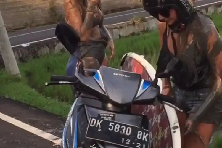 Kasian Dua Bule Cewek Setengah Telanjang Naik Motor Masuk Lumpur