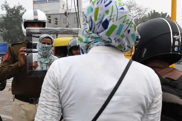 Unik, Begini Cara Polisi India Bikin Kapok Pemotor yang Gak Pakai Helm