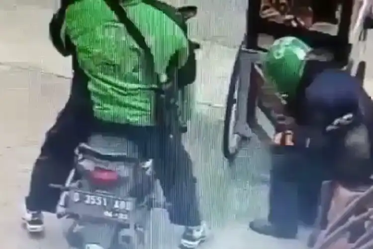Video Oknum Driver Ojol Berkomplot dengan Penumpang, Tabung Gas Tukang Batagor Dicuri