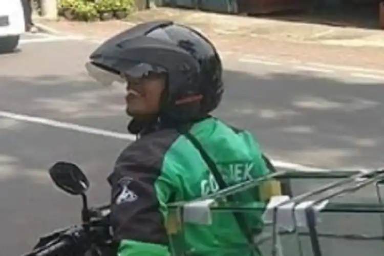 Tega Banget, Driver Ojek Online Dapat Order, Bawa Motor Sampai Begini