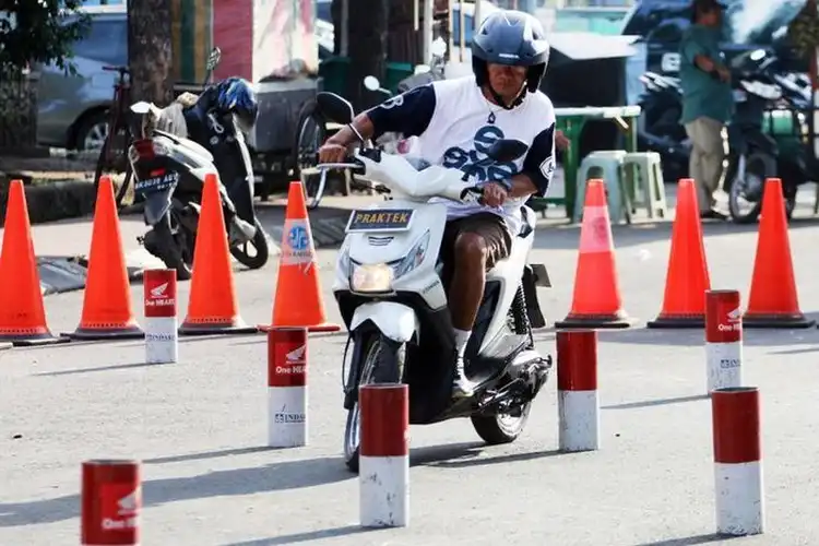 Banyak Yang Belum Tahu, Ini Adalah Tujuan Utama Pengendara Motor Harus Punya SIM