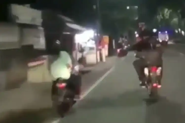 Koplak! Video Pemotor Menolak Diberhentikan Petugas, Endingnya Bikin Ngakak