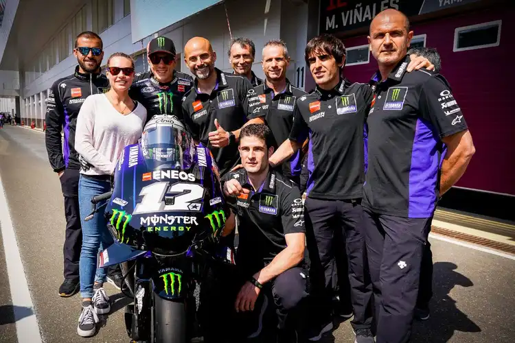 Maverick Vinales Pose Bareng Tim Baru, Termasuk Ada Psikolog Baru?