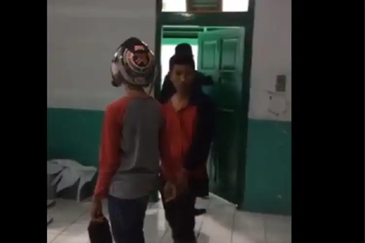 Rasain! Bikin Kapok Maling Helm, Dapat Hukuman Nginep di Kamar Mayat