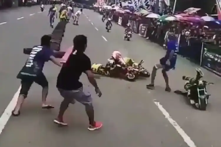 Video Pembalap MiniGP Berjatuhan, Netizen Salahkan Sirkuit yang Gak Steril