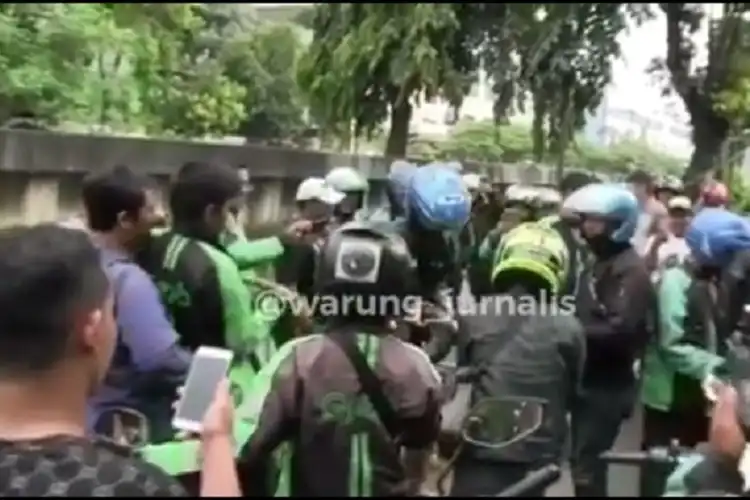 Jalan Tanjung Duren Mendadak Heboh, Driver Ojol dan Warga Berkerumun, Ternyata Bukan Kecelakaan