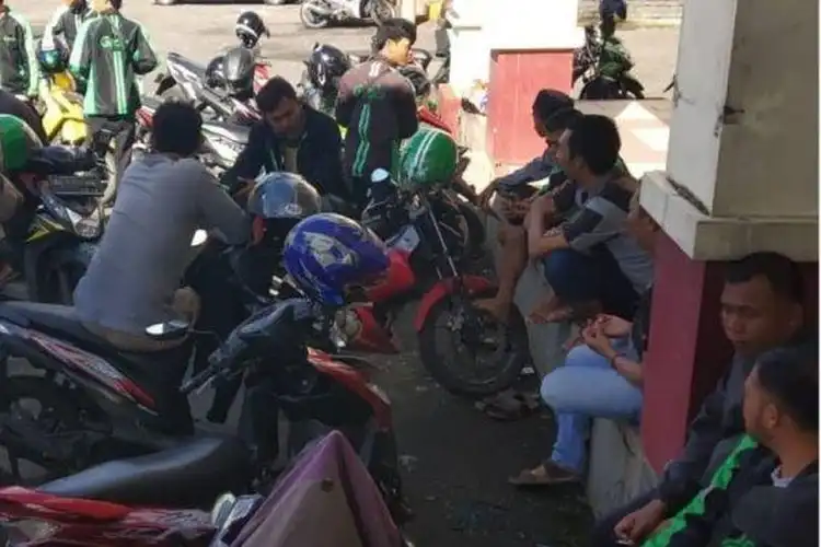 Ongkos Kirim Naik Driver Ojek Online Melakukan Demo Mogok Jalan
