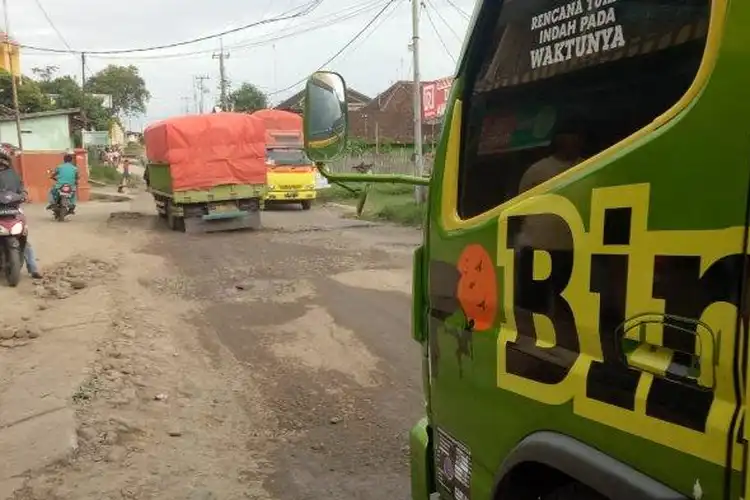 Saking Parahnya Jalan Rusak, Warga Sebut Sudah Biasa Lihat Motor Jatuh