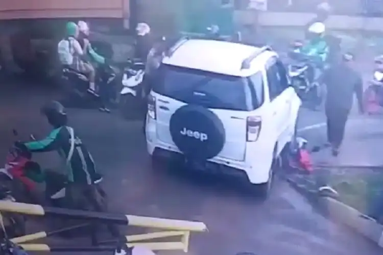 Video Detik-detik Driver Ojol Terpental Ditabrak Mobil, Motor Sampai Tersangkut di Kolong