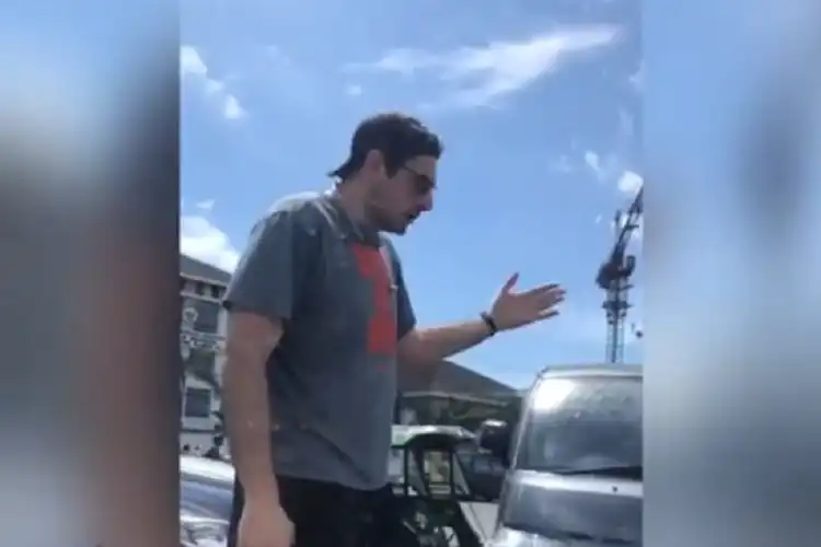 Keren, Video Bule Mengatur Lalu Lintas di Kemacetan Makassar Bikin Pemotor Melongo